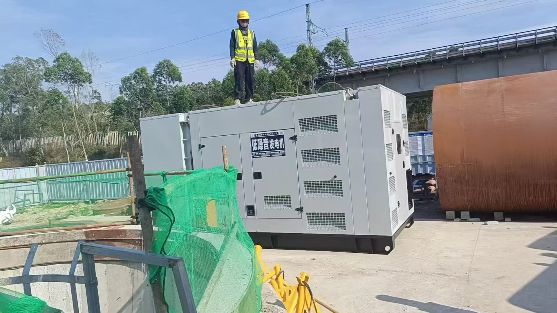 万宁400KW低噪音发电机组